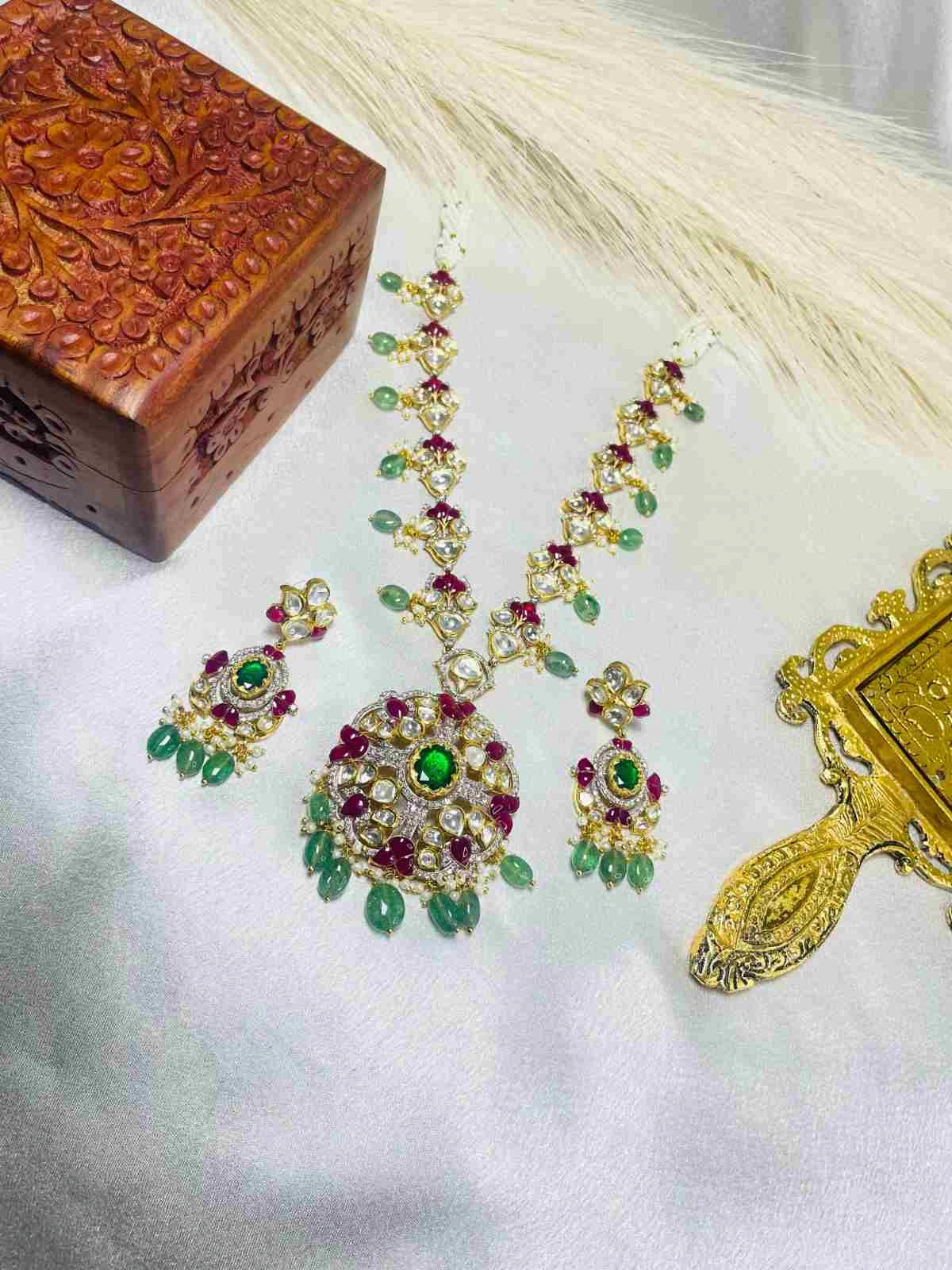 IMG_3342-100kb heer necklace front