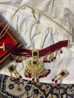 Lightweight gold necklace featuring traditional diamond polki work