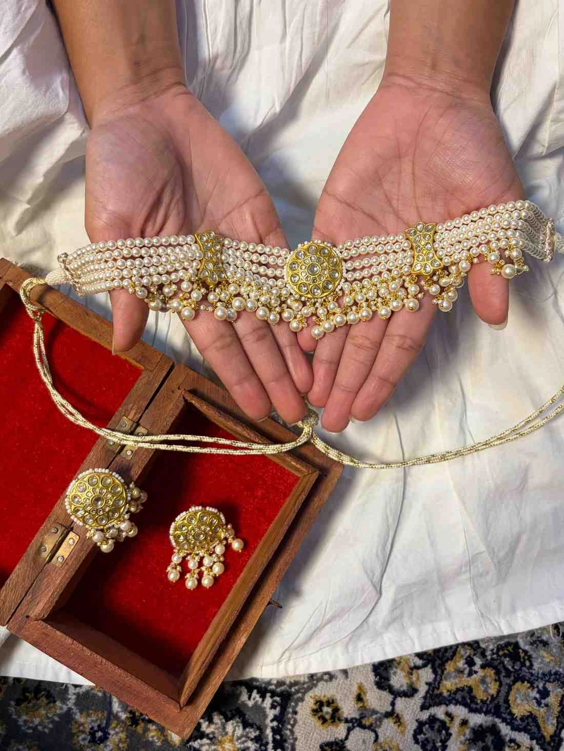 classic taj e noor set Lightweight 22K gold jewellery with finely crafted polki accents