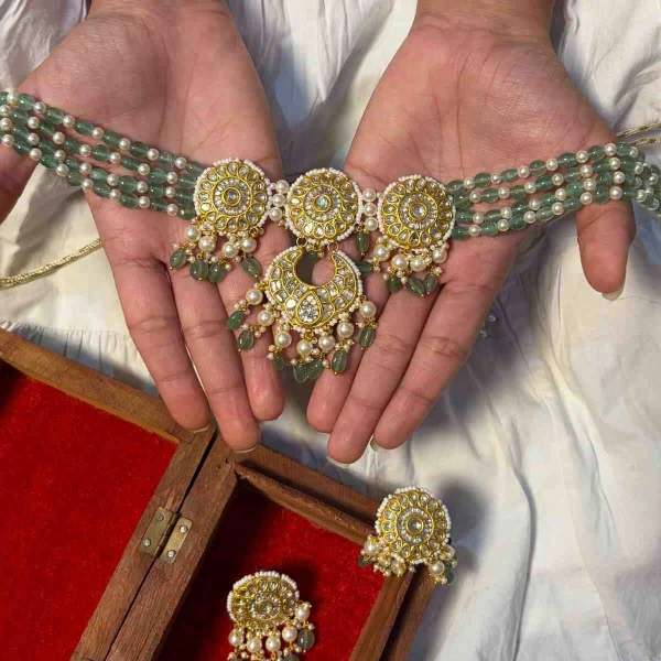 22K lightweight jewellery with refined natural polki detailing