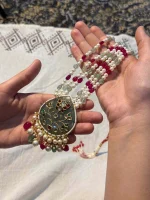 22K gold antique jewellery adorned with stone Jadai detailing